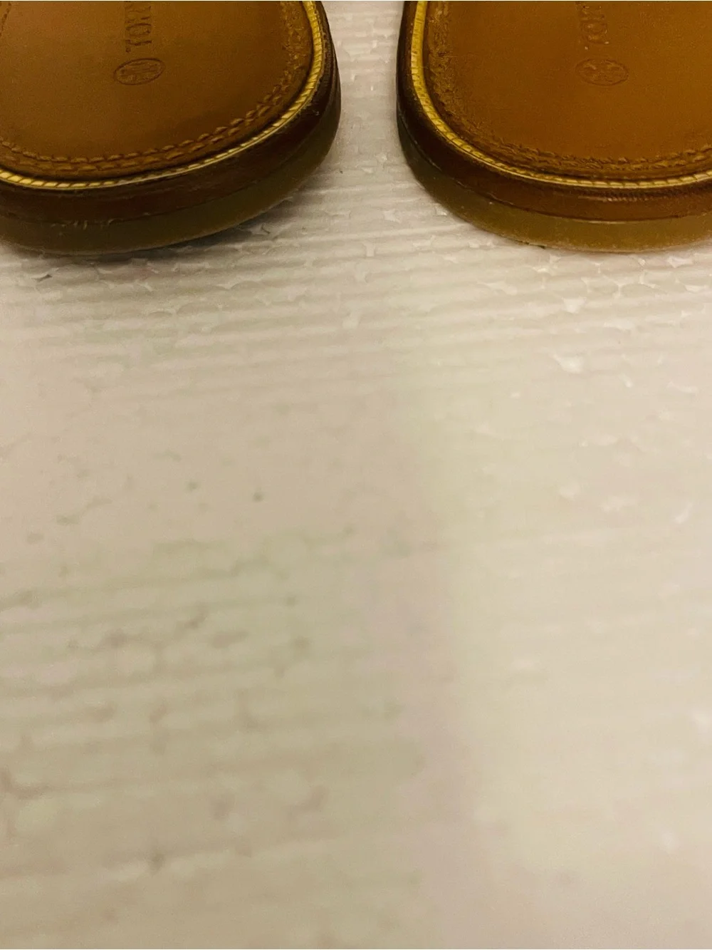Tory Burch Emmy Tan Leather T Strap Thong Flat Sandals with Gold Logo sz 9M - Picture 6 of 9